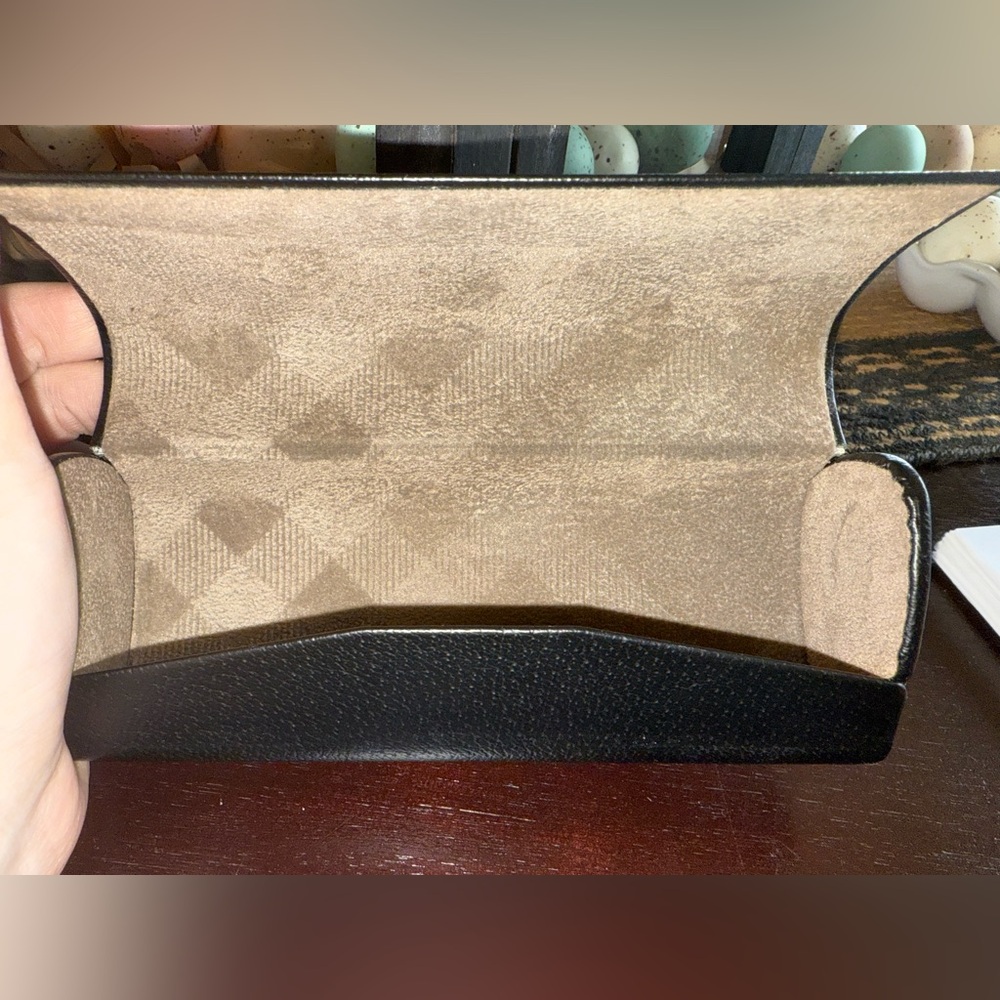 Burberry sunglasses case - Picture 3 of 5